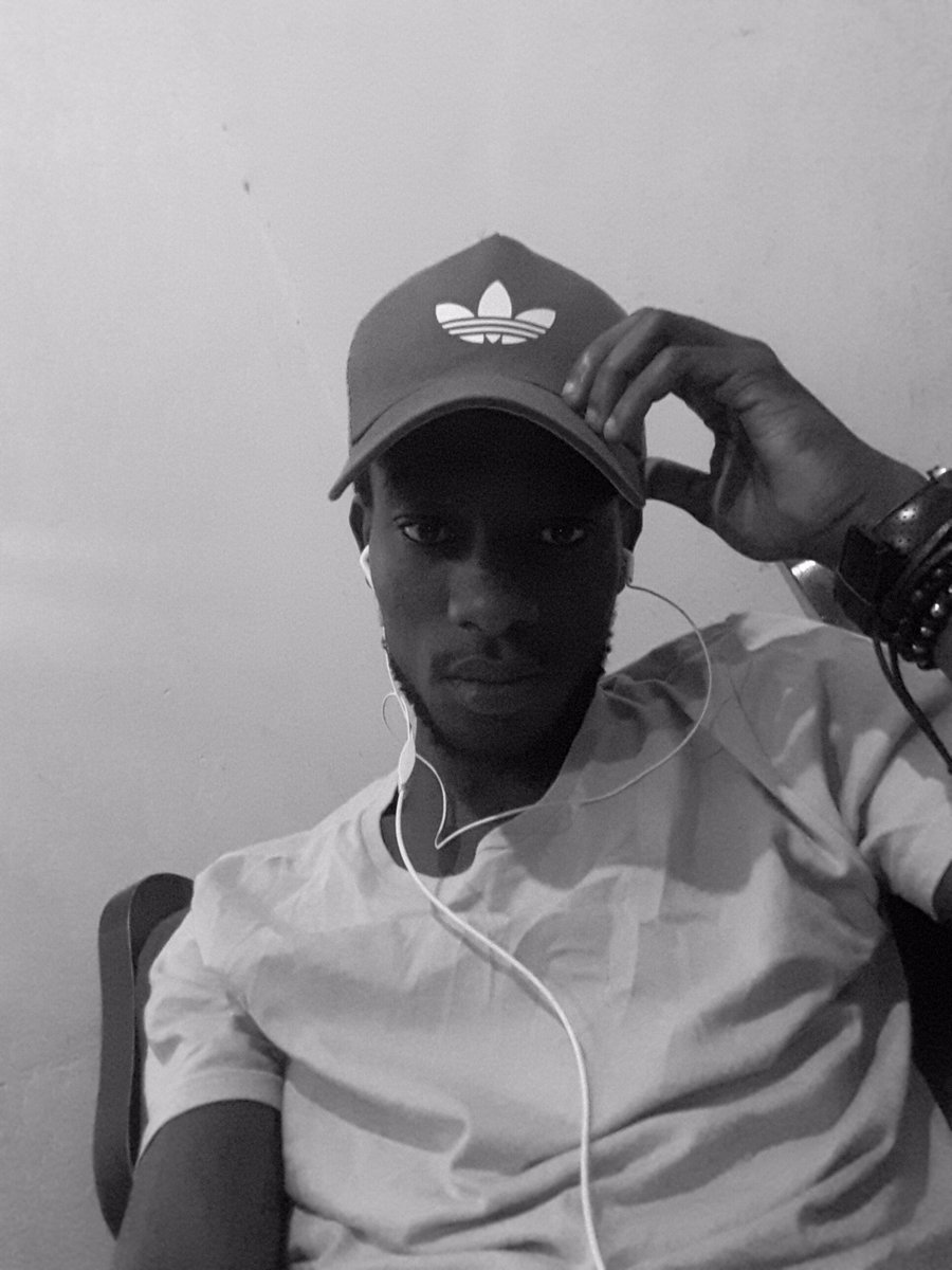 BapeEmmza's tweet image. Relaxed listening to #Stringz&amp;amp;BlingAlbum