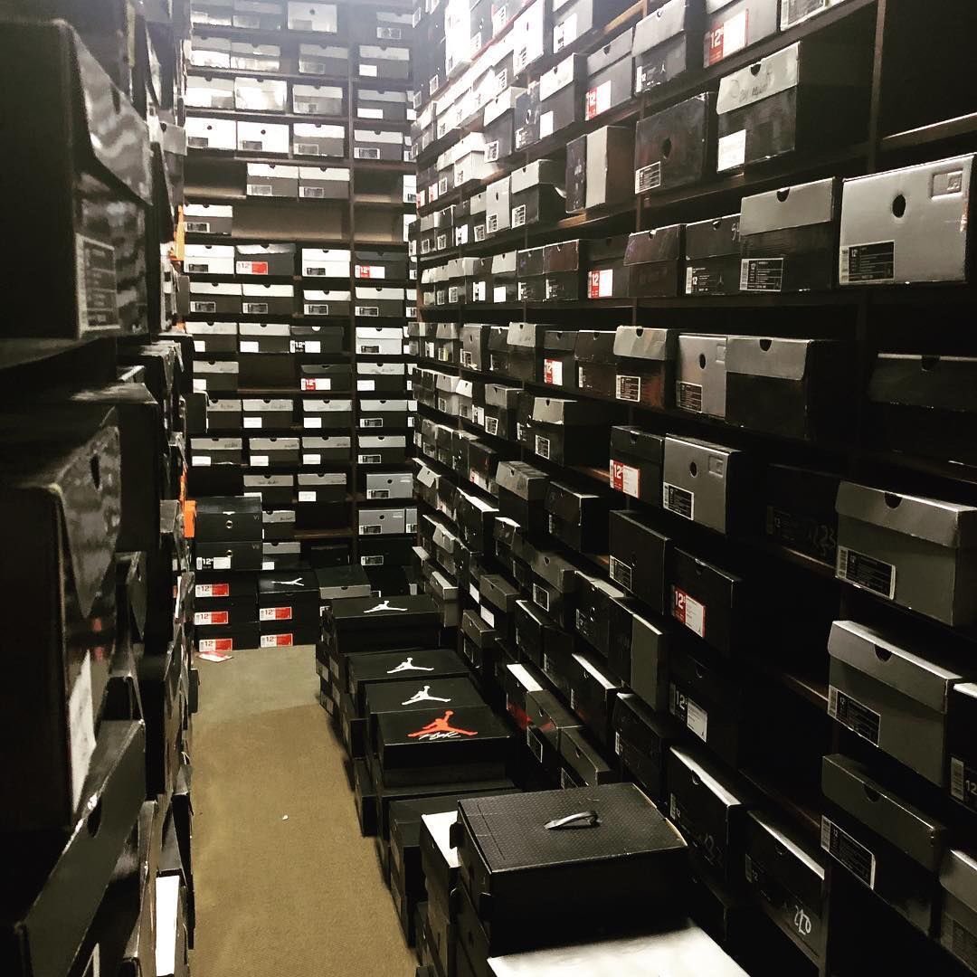 BasedOfHype's tweet image. Mike Bibby's closet 😮