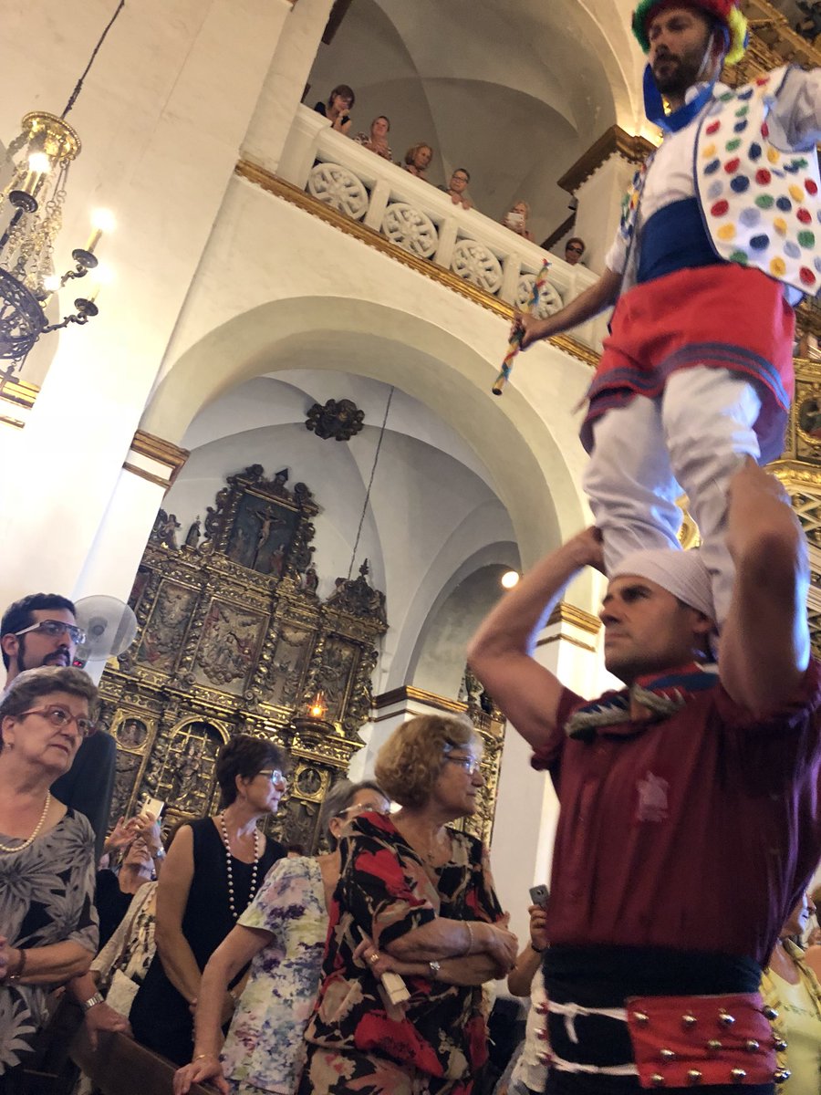 MiquelForns's tweet photo. Tots els balls de l’ @agrupasitges han fet l’ofrena a l’Ofici parroquial de la diada de Santa Tecla, en motiu dels quaranta anys de l’entitat. Felicitats ! #STSitges18 #FMSitges18 @fmsitges https://t.co/E9W81dGlMn