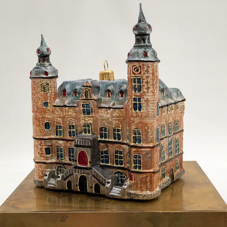 Unieke venlose kerstbal laten maken. #stadhuis #venlo #handbeschilderd #kerst #gekopvenlo