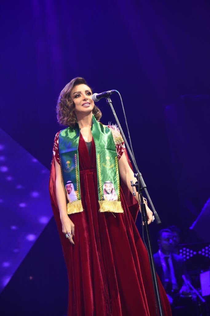 basooma65's tweet photo. @Angham  يابخت كل من حضر وشافك ليلة اسطورية مع بنات جده ابدعتي وكانوا جمهور لايعلى عليه فعلا حفلات السعوديه غيييير نورتي المملكة في عيدها يااجمل اعيادها ❤️😘 وياليت تنورينا قريبا بس لاتخلصوا التذاكر علي بليييز  💔😭

 #انغام_في_جدة https://t.co/ye9CluJkGI