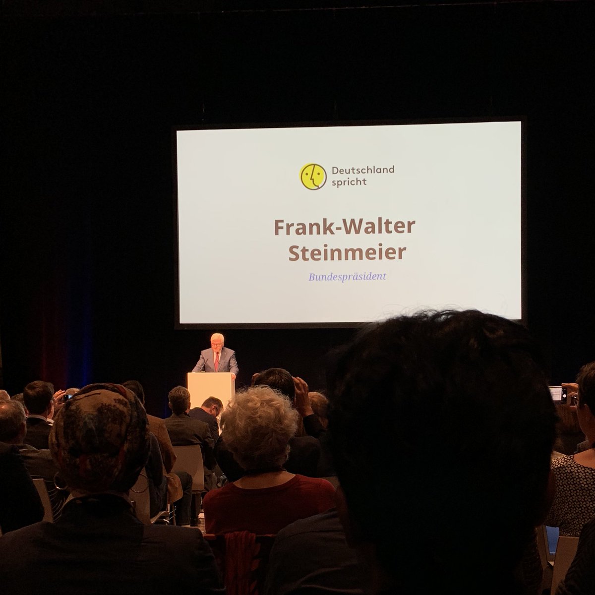 Überall in #deutschlandspricht man heute miteinander. Es ist ein schönes Gefühl, einen kleinen Teil dazu beigetragen zu haben, dass mehr als 8000 Menschen die Chance bekommen, auf Augenhöhe über Politik zu diskutieren.