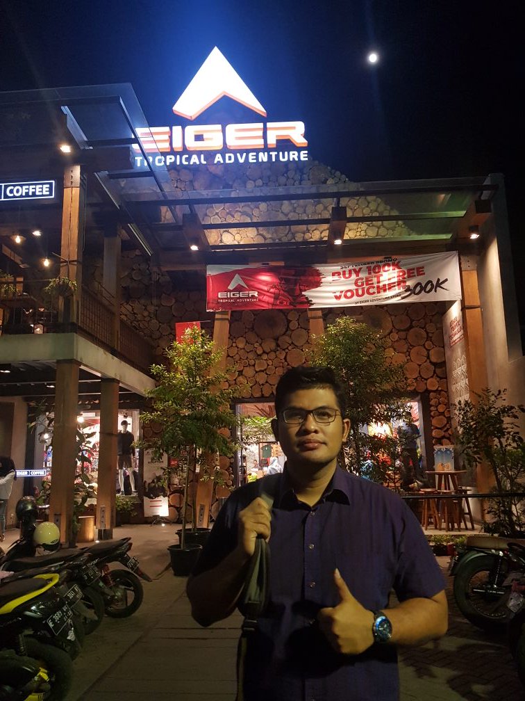 RomDelWhis's tweet photo. Dan inilah tempat itu. Eiger store didaerah wastu kencana. Tas ransel buat kerja jadi jurnalis di jakarta #dimulaidisini #sakraljiwa #begintheend https://t.co/P1sHnXsLAC