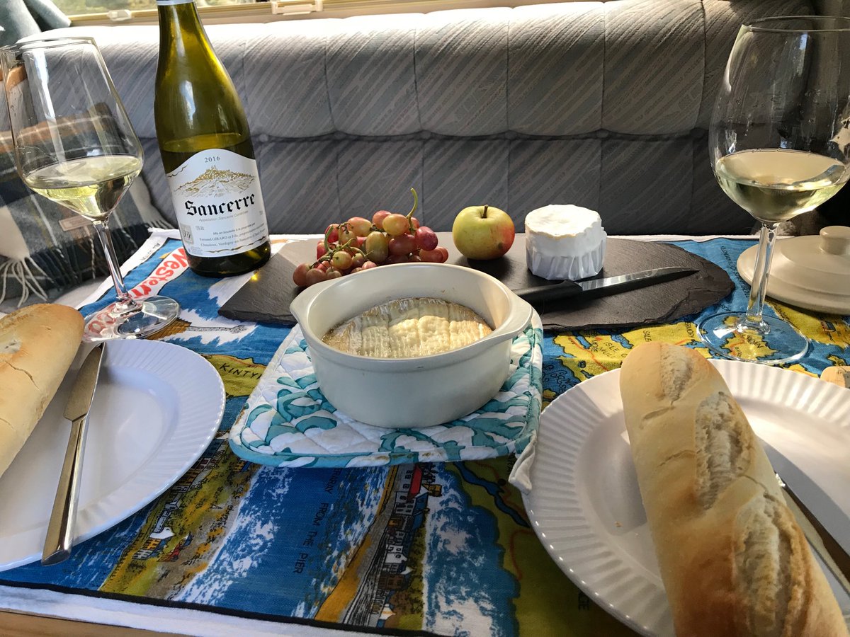 carsontenor's tweet photo. Gotta love #vantimes! Baked Camembert, Sancerre, Brillat Savarin, windfall Perthshire apple. Bon appetit! https://t.co/GYYVGrX81C