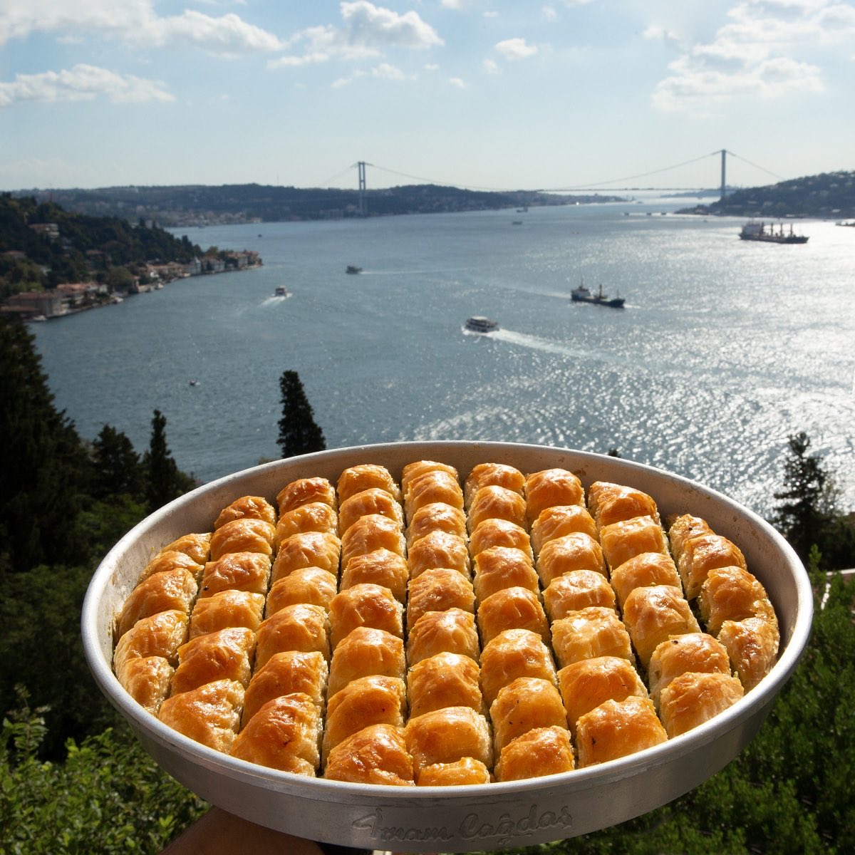 Güzel Şehrimizin İncisi olan Türk Baklavası'nı, Türkiye'nin her yerine ve Dünyanın bir çok ülkesine göndererek bu eşsiz lezzeti Dünyaya tanıtmanın haklı gururuyla ve sizlerden aldığımız güzel övgüler sayesinde işimizi severek  yapıyoruz. Yoğun ilginizden dolayı teşekkür ederiz.