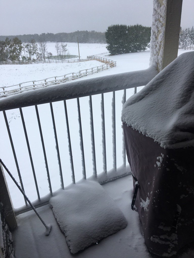 Macker63's tweet image. Global warming my ass crack. What the hell !!! More like a friggin ice age