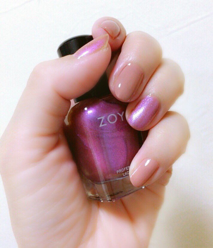 ゆっこ 爪塗った Ducatoのベイクドハニーナッツに 何本かの指に Zoyaのzp932 Leiselを重ねた Zoyaはloftに売ってたよ 2枚目の中指は Zoya単品塗り 写ってなくて忍びないけども 青ラメがとっても綺麗