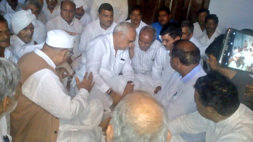 BhupinderShooda's tweet image. जम्मू के रामगढ़ सेक्टर में पाकिस्तान की कायराना और अमानवीय हरकत में बहादुरी से देश के लिए शहीद होने वाले बीएसएफ के नरेंद्र दहिया को सादर श्रद्धांजलि।

आज उनके पैतृक गांव थाना कलां, सोनीपत में पहुंच कर उनके पिता और परिवार जनों को ढांढस बंधाया।

जय हिन्द !!