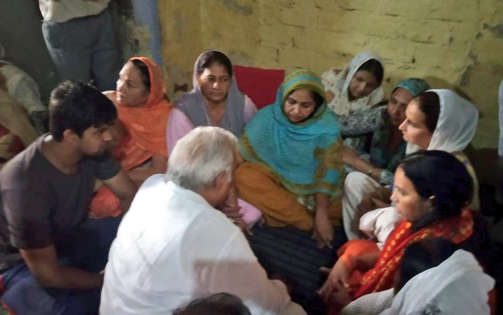 BhupinderShooda's tweet image. जम्मू के रामगढ़ सेक्टर में पाकिस्तान की कायराना और अमानवीय हरकत में बहादुरी से देश के लिए शहीद होने वाले बीएसएफ के नरेंद्र दहिया को सादर श्रद्धांजलि।

आज उनके पैतृक गांव थाना कलां, सोनीपत में पहुंच कर उनके पिता और परिवार जनों को ढांढस बंधाया।

जय हिन्द !!