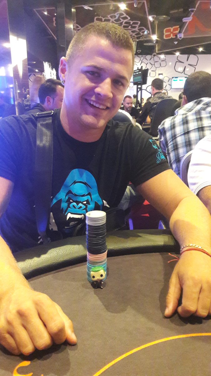 KingKongPoker's tweet photo. 📡#KingKongLive Hoy día 2⃣ del #SPPSUMMER @PokerCasinoVlc 7⃣ #KKompañeros:
🦍#Paco14 145K
🦍@AntoniooNavarro 145K
🦍@estebanytana 144K
🦍@SoriaVoro 123K
🦍@___Nandi___ 88K
🦍@ruiz_quintin 80K
🦍#manucrack 75K
🕔17:00 h
👨93/293 jug
Mucha suerte a todos💪
GL🍀🍀🍀 #Kinkones https://t.co/C89gF3IlOm