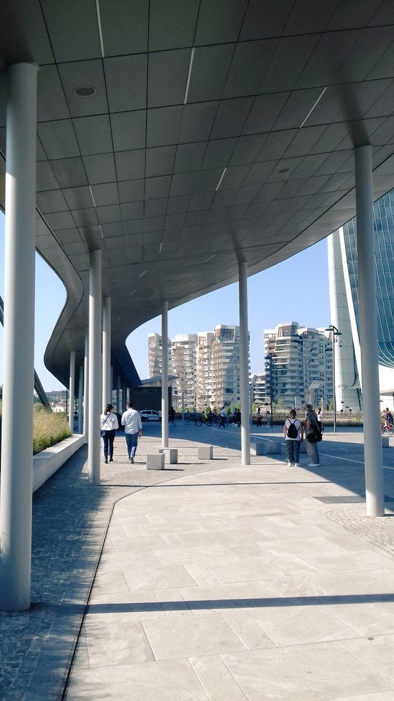 klassisk's tweet photo. #citylife: passeggiando per una #Milano che sta cambiando pelle... https://t.co/rwZwqTWmkG