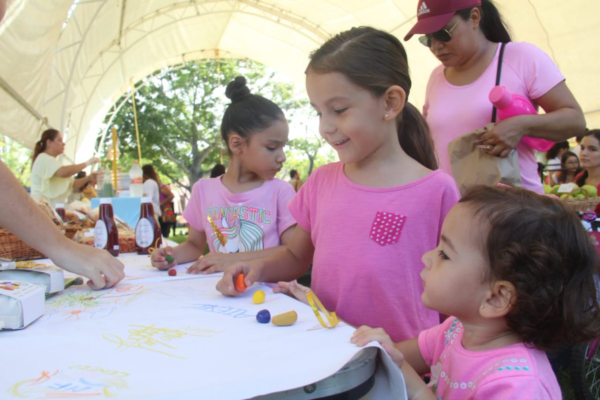 DIFCentro_'s tweet photo. Hoy las familias del municipio, además de realizar deporte en #CentroEnMovimiento, pueden  adquirir diversos productos naturales y locales a favor de su salud, en el #Mercadito. #MejoraTusHábitos https://t.co/79yfbsu7C3