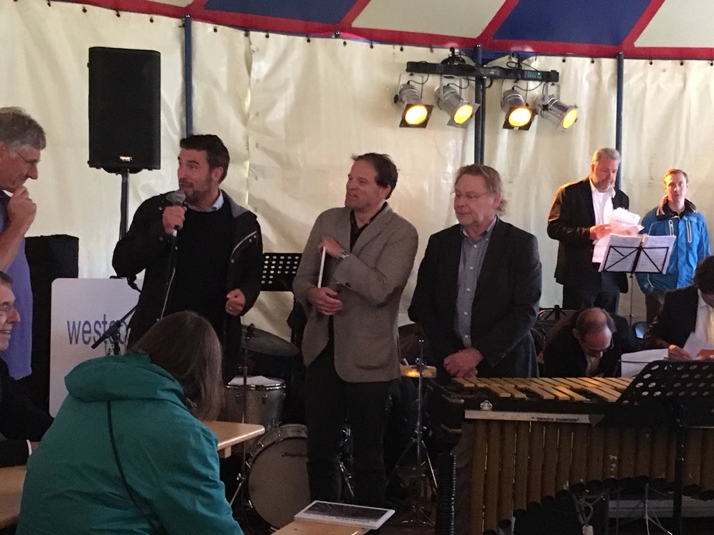 AnnetteAdeGraaf's tweet photo. Prachtig feestweekend voor 100 jarige #Vogelwijk. Erg gezellig en veel buurtbewoners jong en ouder. Wethouder @RvanAsten ontving eerste fotoboek.mooi! https://t.co/jta5W2o2mF