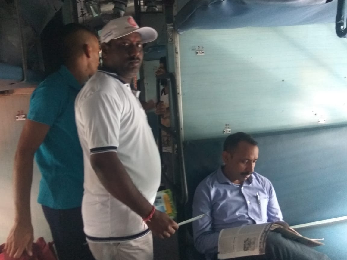 drmsecunderabad's tweet photo. #Swachh Parisar - cleanliness  awareness campaign in trains interacting with passengers  to keep clean station and clean train  was carried out at @Secunderabad Station. https://t.co/nMWARPMu9e
