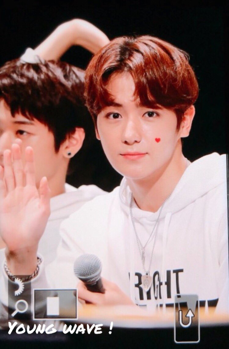 youngwave913's tweet photo. 180923 반디앤루니스 팬싸 프리뷰

👋🏻

#THEBOYZ #더보이즈 #HYUNJAE #현재 https://t.co/BPCgx9aRnX