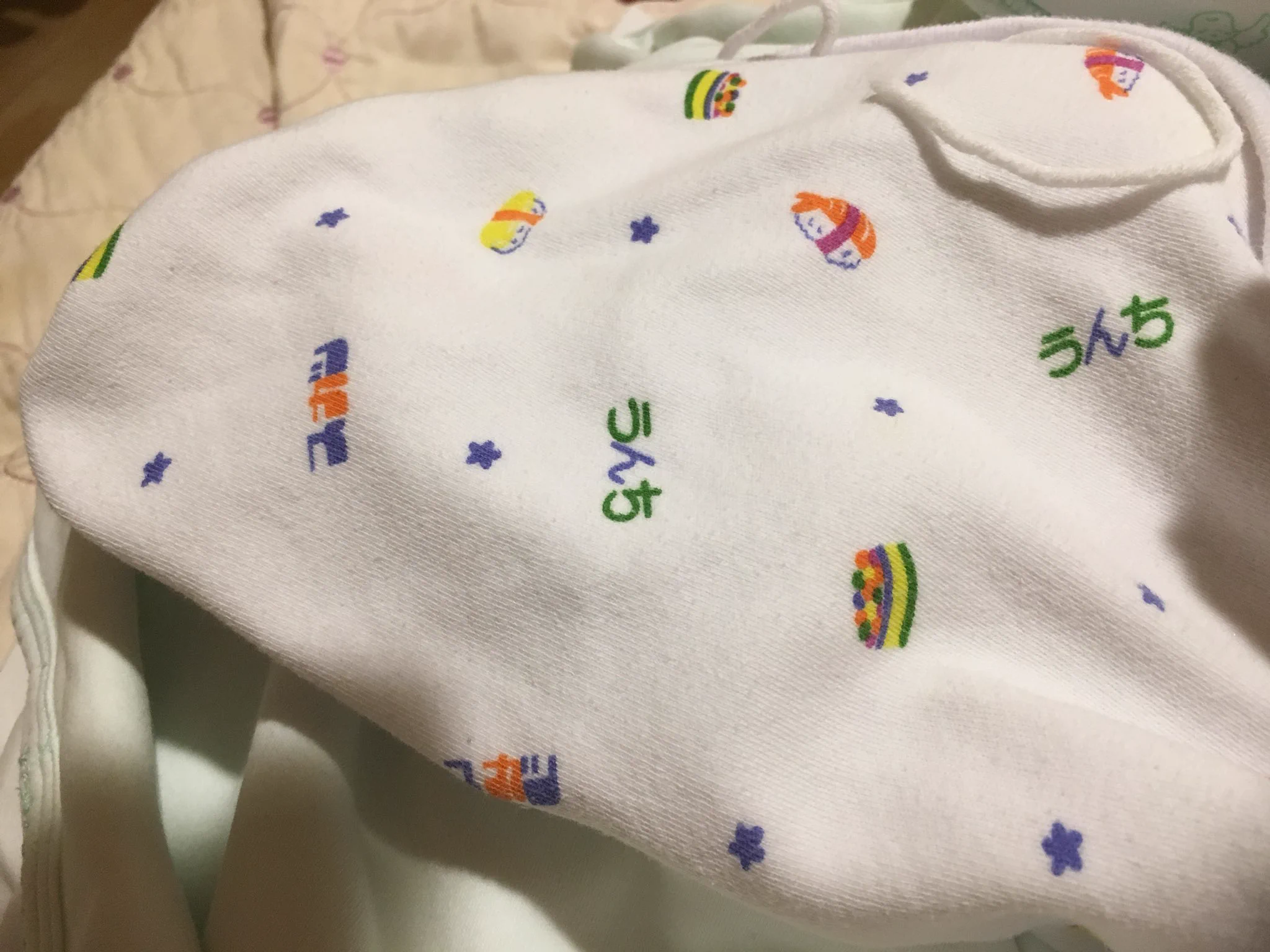 可愛い赤ちゃん…ん？服にイケナイ文字が書いてあるww