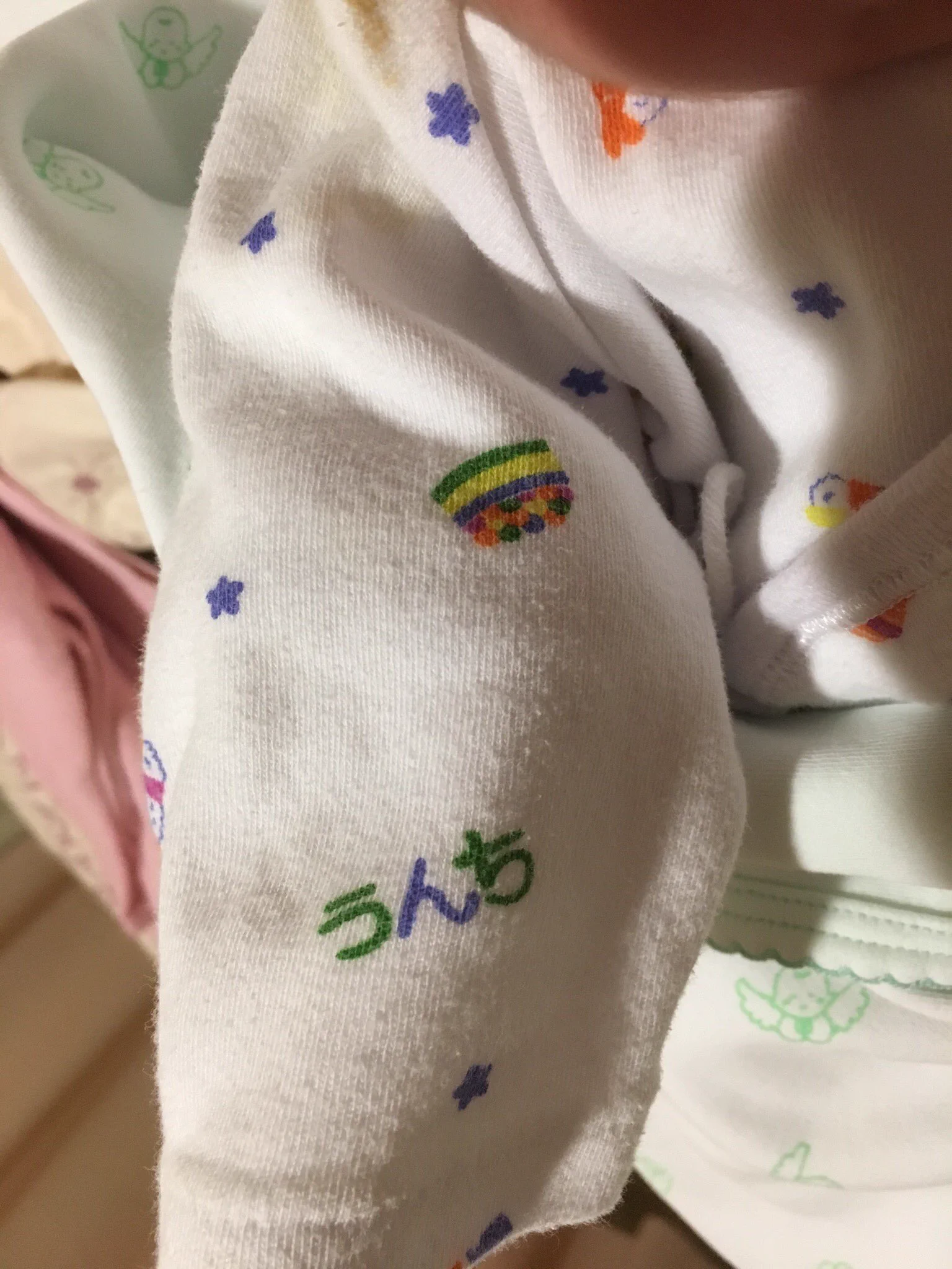 可愛い赤ちゃん…ん？服にイケナイ文字が書いてあるww