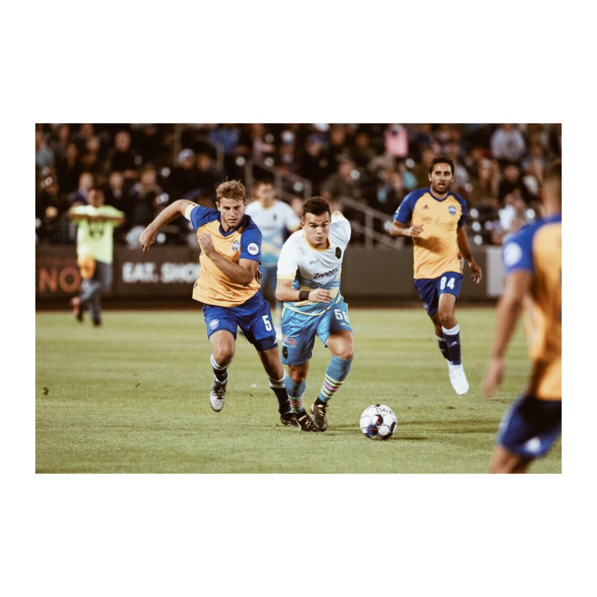 danielguzmanJR's tweet photo. 22 - Septiembre - 2018. Una noche inolvidable. Mi primer gol en @lvlightsfc con dedicatoria especial para mis princesas 🎁 🎉🎈 https://t.co/zNEMr7nicu