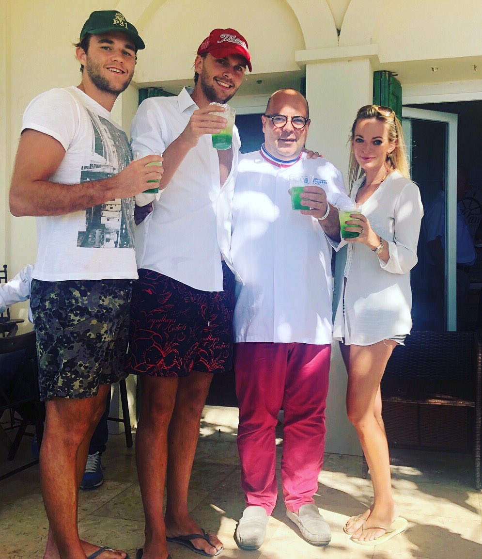 Enjoying a Green Spritz with the brilliant 2* Michelin chef Stephane Buron at Les Vendages Étoilées in Cassis👌💚 <a href="/P31Spritz/">P31</a> 

#gastronomy #france #cocktails #wine