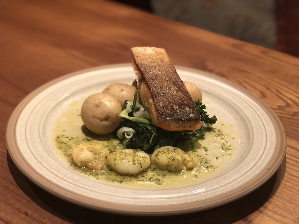 In the mood for something fishy? We have a lovely pan fried salmon fillet with garlic king prawns and new potatoes on our menu today🐟

#fish #garlicprawns #potatoes #pub #food
