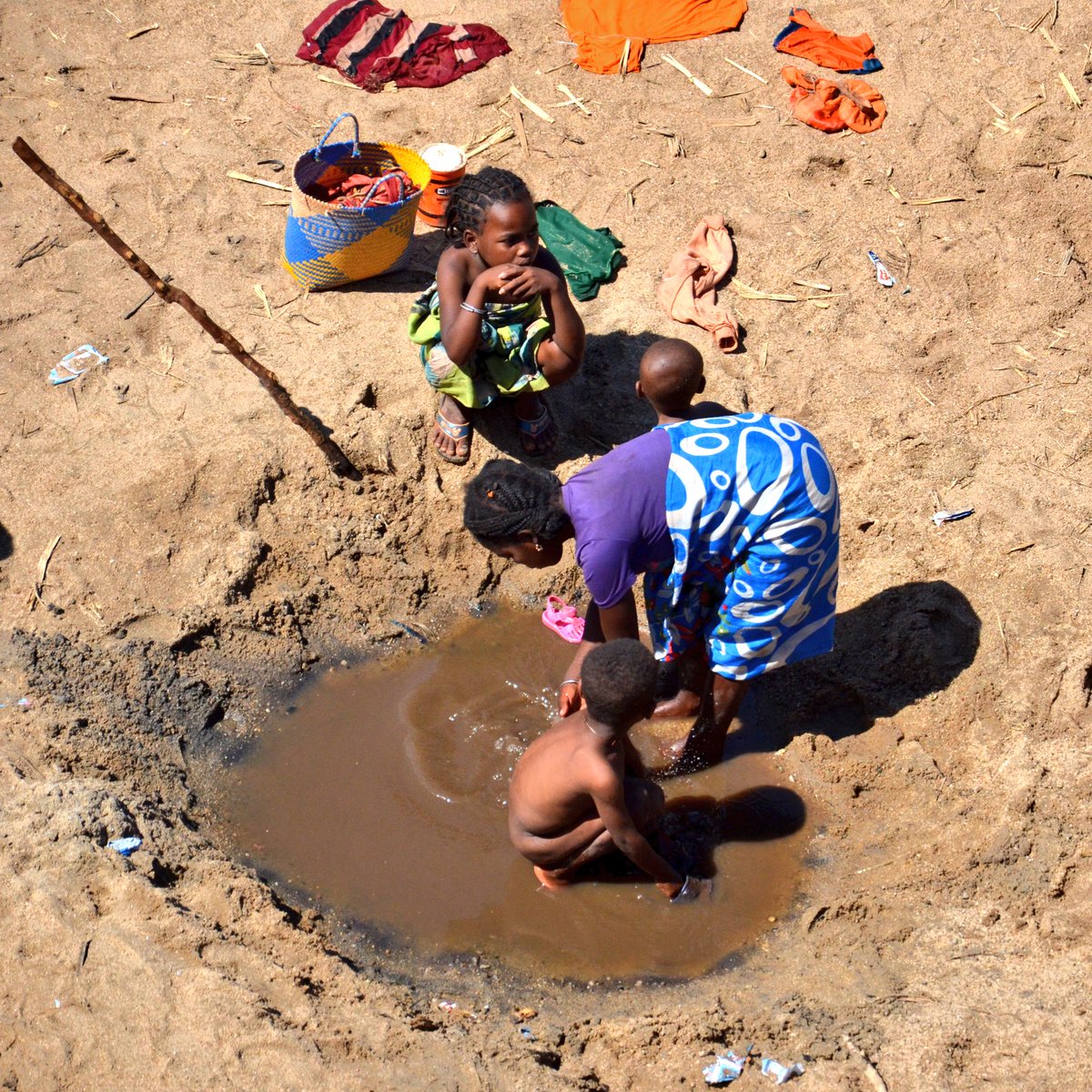 PamMadagascar's tweet photo. #LeSaviezVous 1 personne sur 5 à #Madagascar vit dans 1 zone exposée aux catastrophes naturelles (cyclone,inondation,sécheresse).Les drones permettent une vision globale et rapide en cas de catastrophe, pour pouvoir sauver des vies.
Merci à @eu_echo pour la formation de pilotage! https://t.co/XE1yV3TIvI