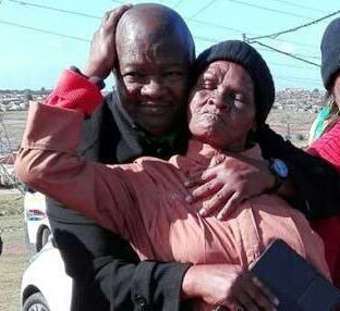 When you meet your crush for the first time <a href="/BantuHolomisa/">Bantu Holomisa</a>.. Utata wethu 🔥
