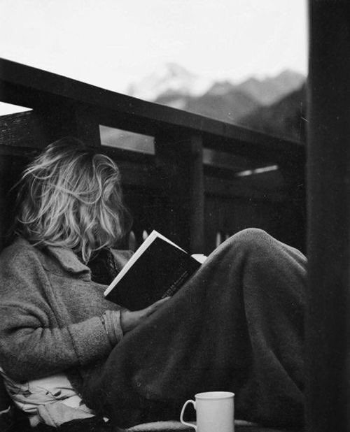 FallingGroup's tweet image. "I lettori assidui, soprattutto le donne, sono più aperti degli altri ai dolori della vita." Cit Storia di Ásta di Stefánsson Jón Kalman #librodelmese #FallingBook