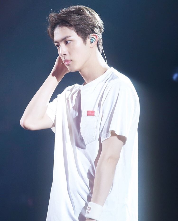 jinsbanin's tweet photo. #KimSeokJin #BTS #MyMan #BTSArmy #BTSLoveYourselfTour #BTS #BTSXARMY #MyOppa I love you #FOREHEADATTACK ππππβΊοΈππ₯π«ππΌππΌ always show your beautiful forehead Jin @BTS_twt https://t.co/853YZDHqyN