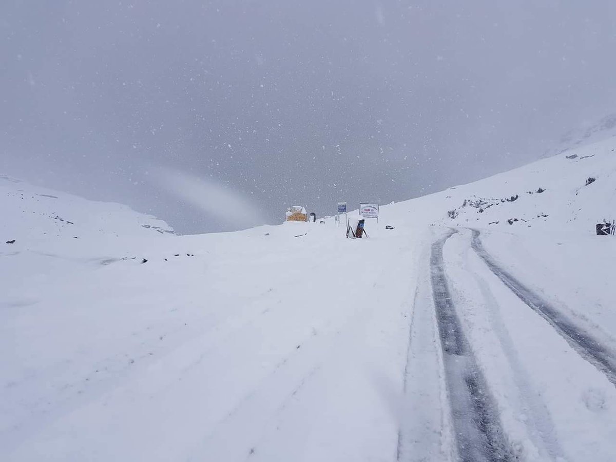 MANALIUPDATES's tweet photo. Fresh snowfall at rohtang pass
#snowfall
#rohtangpass
#manali https://t.co/Az62EaAtvX