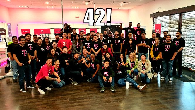JimGodwin77's tweet photo. #Note9SPenSelfieContest @theSamsungSide @JGamboa243 @isaac2691 @tmobbbrianaoki @JoseSamsungDM awesome meeting, thanks! This is why the Note 9 w/ the SPen as a remote rocks! Special thanks to Brian Aoki for allowing us visit. https://t.co/goLjOaiJ6r