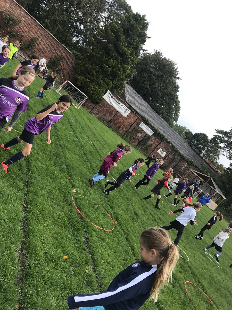 LongfordGirls's tweet photo. Awesome numbers down as usual this morning for our Sunday morning training! #girls #football @jpandbrimelow #PurpleReign ⚽️💜⚽️ https://t.co/ICC2shi8tj