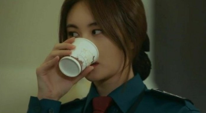 둘이 어쩌다 마주치면 꼭 눈으로 야리고 감