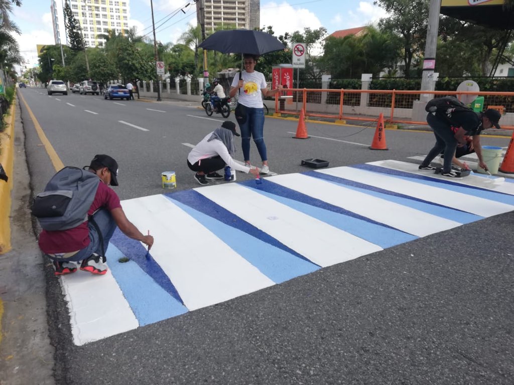 INTRANT_RD's tweet photo. Gracias a los maestros y estudiantes de @UniversidadUASD, @UNPHURD, @PUCMM y a @EstudioEleSiete, estamos implementando urbanismo táctico en los cruces Av. Abraham Lincoln/ 27 de Febrero y Máximo Gómez/ 27 de  Febrero. | #SemanaMovilidadRD. https://t.co/A4DZ6F1HJf