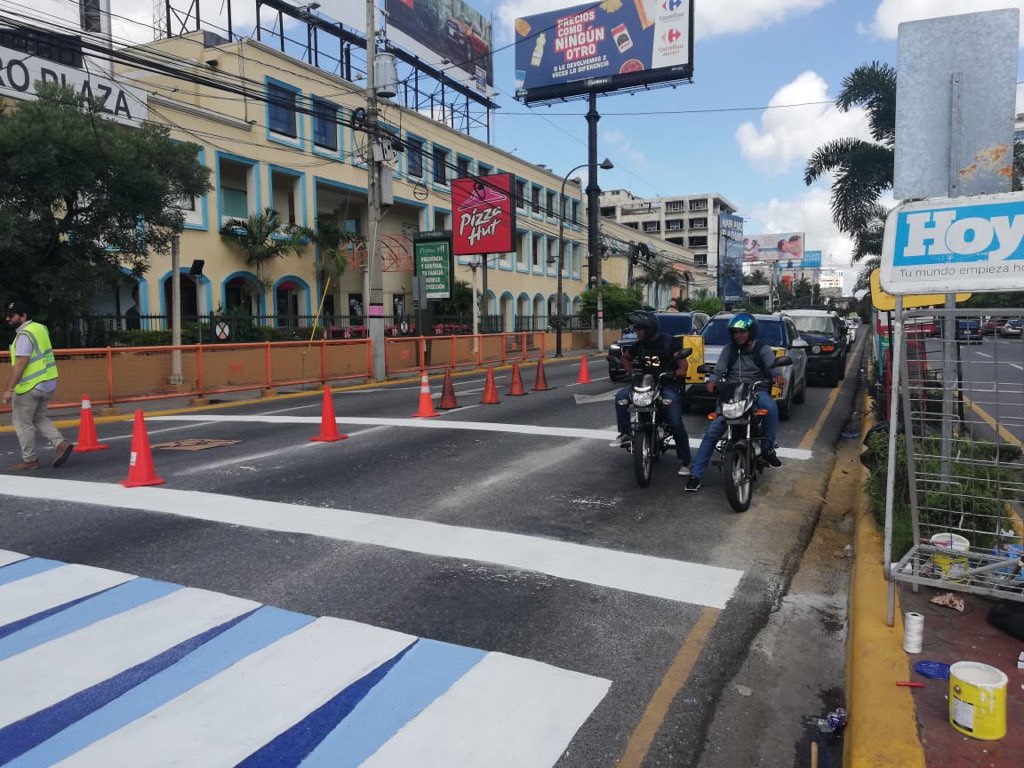 INTRANT_RD's tweet photo. Gracias a los maestros y estudiantes de @UniversidadUASD, @UNPHURD, @PUCMM y a @EstudioEleSiete, estamos implementando urbanismo táctico en los cruces Av. Abraham Lincoln/ 27 de Febrero y Máximo Gómez/ 27 de  Febrero. | #SemanaMovilidadRD. https://t.co/A4DZ6F1HJf
