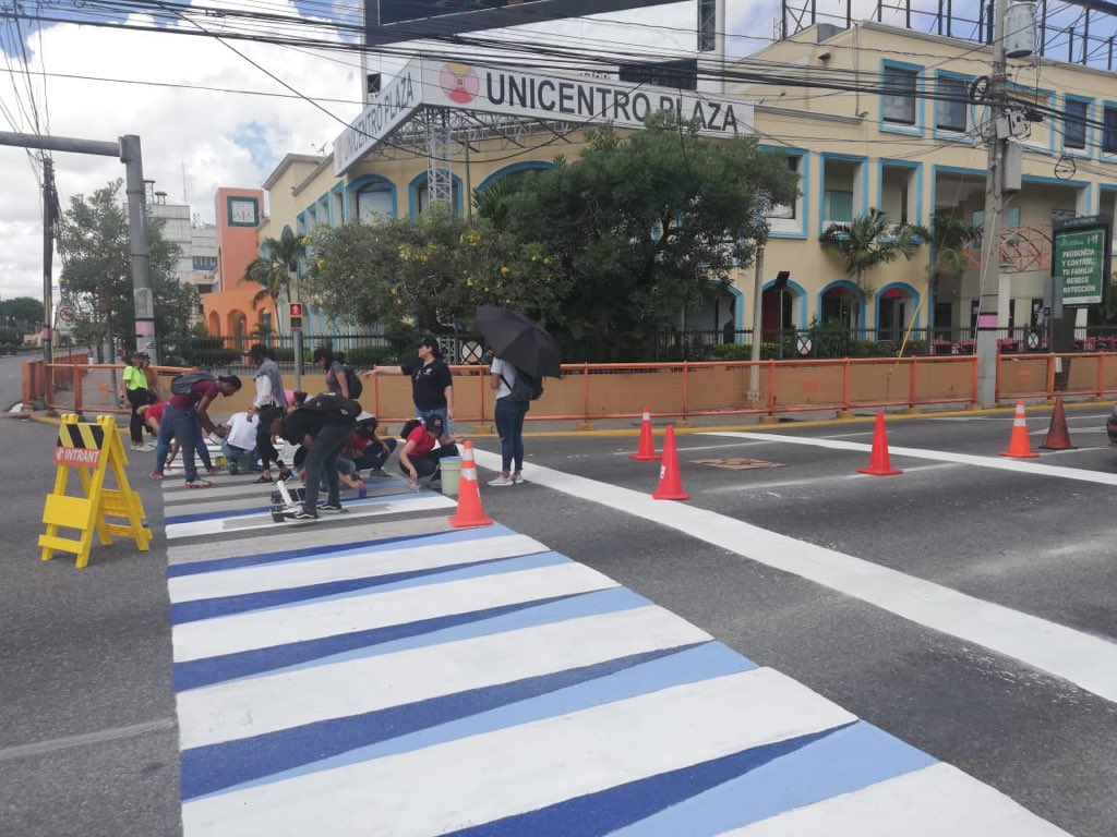 INTRANT_RD's tweet photo. Gracias a los maestros y estudiantes de @UniversidadUASD, @UNPHURD, @PUCMM y a @EstudioEleSiete, estamos implementando urbanismo táctico en los cruces Av. Abraham Lincoln/ 27 de Febrero y Máximo Gómez/ 27 de  Febrero. | #SemanaMovilidadRD. https://t.co/A4DZ6F1HJf