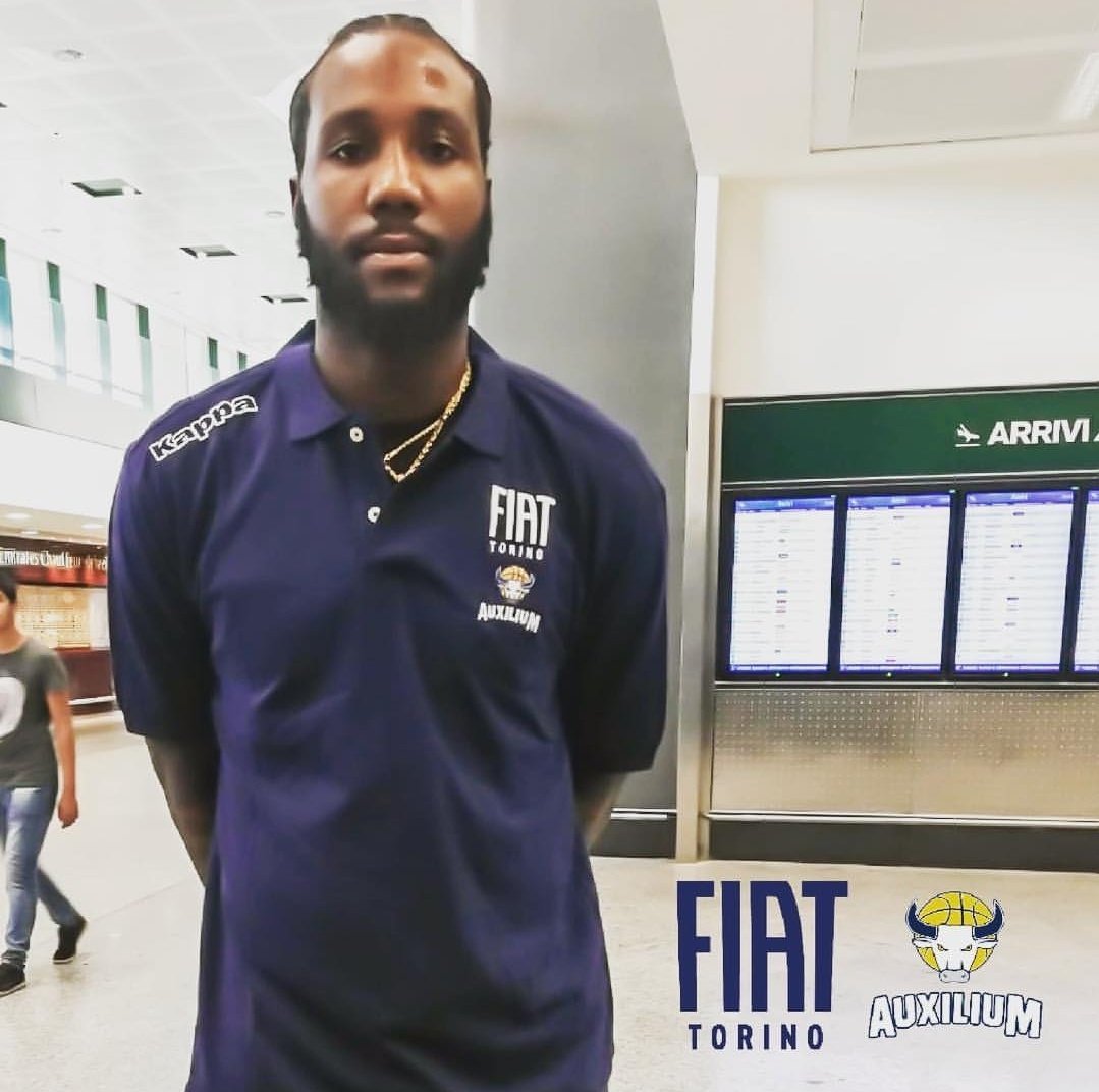 PipuCuore's tweet photo. Tutta la gioia di Victor Rudd al suo arrivo alla Malpensa.

#VictorRudd #AuxiliumTorino #ignoranzagialloblu #FIAT #Torino #FiatTorino #palaVela #abbonamenti #basketball https://t.co/ToQls4kLoy