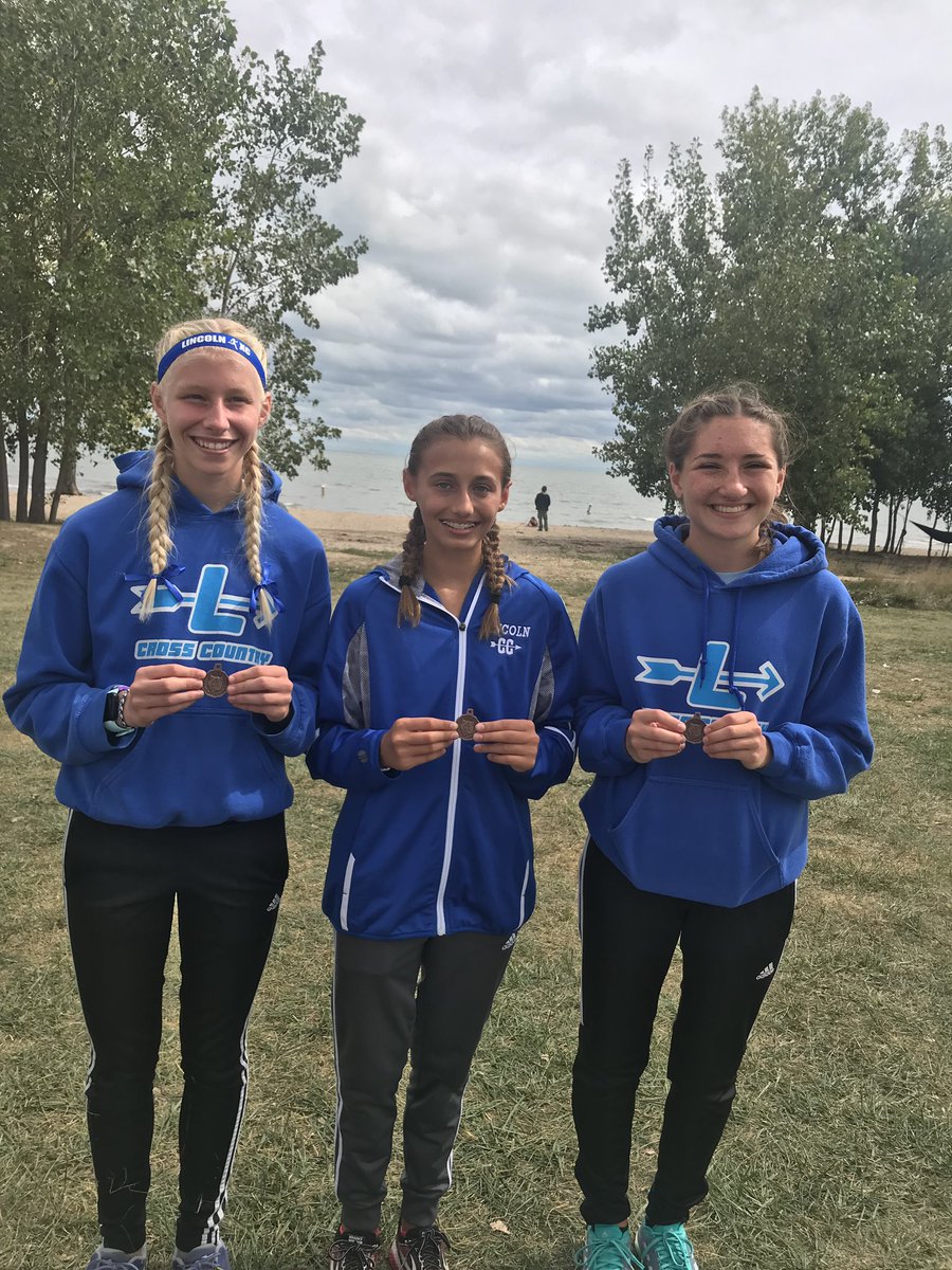 lincolnxcountry's tweet photo. Congrats to the Lincoln girls who placed 3rd out of 14 teams at the Jefferson Invite yesterday! 💙 https://t.co/zj98W7Xe0v