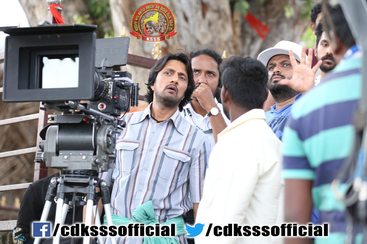 KicchaKSSFC's tweet photo. #Exclusive.👌🔥
Working stills from much awaited flick #AmbiNingVayassaytho 😍❤
#KichchaCreatiions
#AmbiNingVayasaitho 
#ಅಂಬಿ_ನಿಂಗ್_ವಯಸ್ಸಾಯ್ತೋ #ANV
#GrandReleasingOnSept27
@KicchaSudeep @sruthihariharan 
@gurudath_ganiga @aanandaaudio
@JackManjunath
#TEAMCDKSSS https://t.co/wJwIuzm4AJ