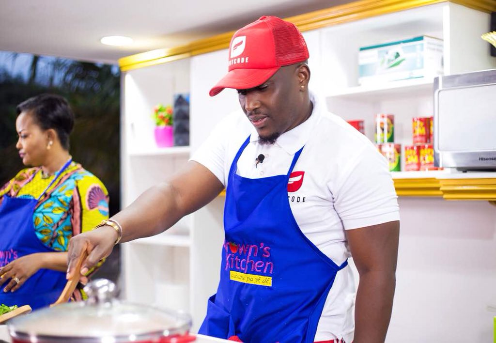 utvghana's tweet photo. Let’s find out on today’s #McbrownsKitchen with @iamamamcbrown, if truly @coded4x4 is equally good at the kitchen just as when he grabs the mic 🎤? #4x4 #Aduanepayede #Bhriiim #UTVGhana #DespiteGroup https://t.co/HQbz3P8vU3