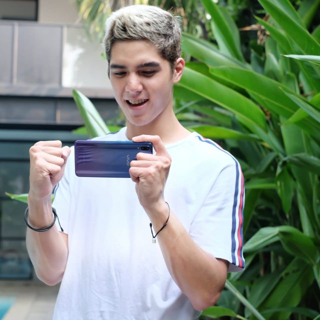Al Ghazali Köhler (@alkohler7) on Twitter photo It is look stunning while gamming with my #VivoV11Pro Nebula Purple.
Apalagi dengan RAM 6 GB, gamming jadi makin lancar.... Now, it's your turn to try #VivoV11Pro <a href="/vivo_indonesia/">vivo_indonesia</a> It is look stunning while gamming with my #VivoV11Pro Nebula Purple.
Apalagi dengan RAM 6 GB, gamming jadi makin lancar.... Now, it's your turn to try #VivoV11Pro <a href="/vivo_indonesia/">vivo_indonesia</a>