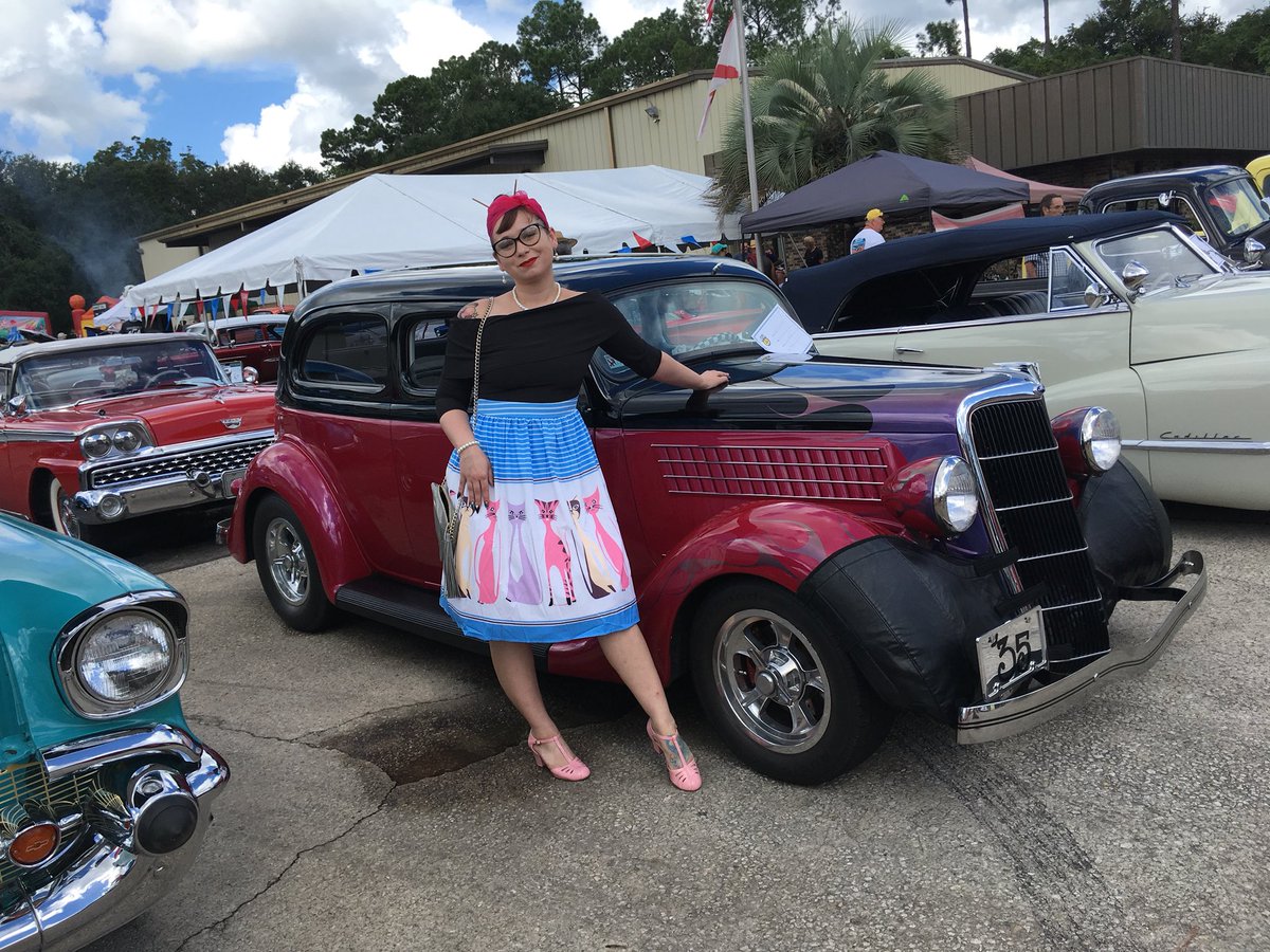 lizzi460_'s tweet photo. pinup show vibes ✨

#pinup #pinupgirls #vintagestyle #50sWomen #Rockabilly #classiccars #carshow https://t.co/NAFl4coDBy