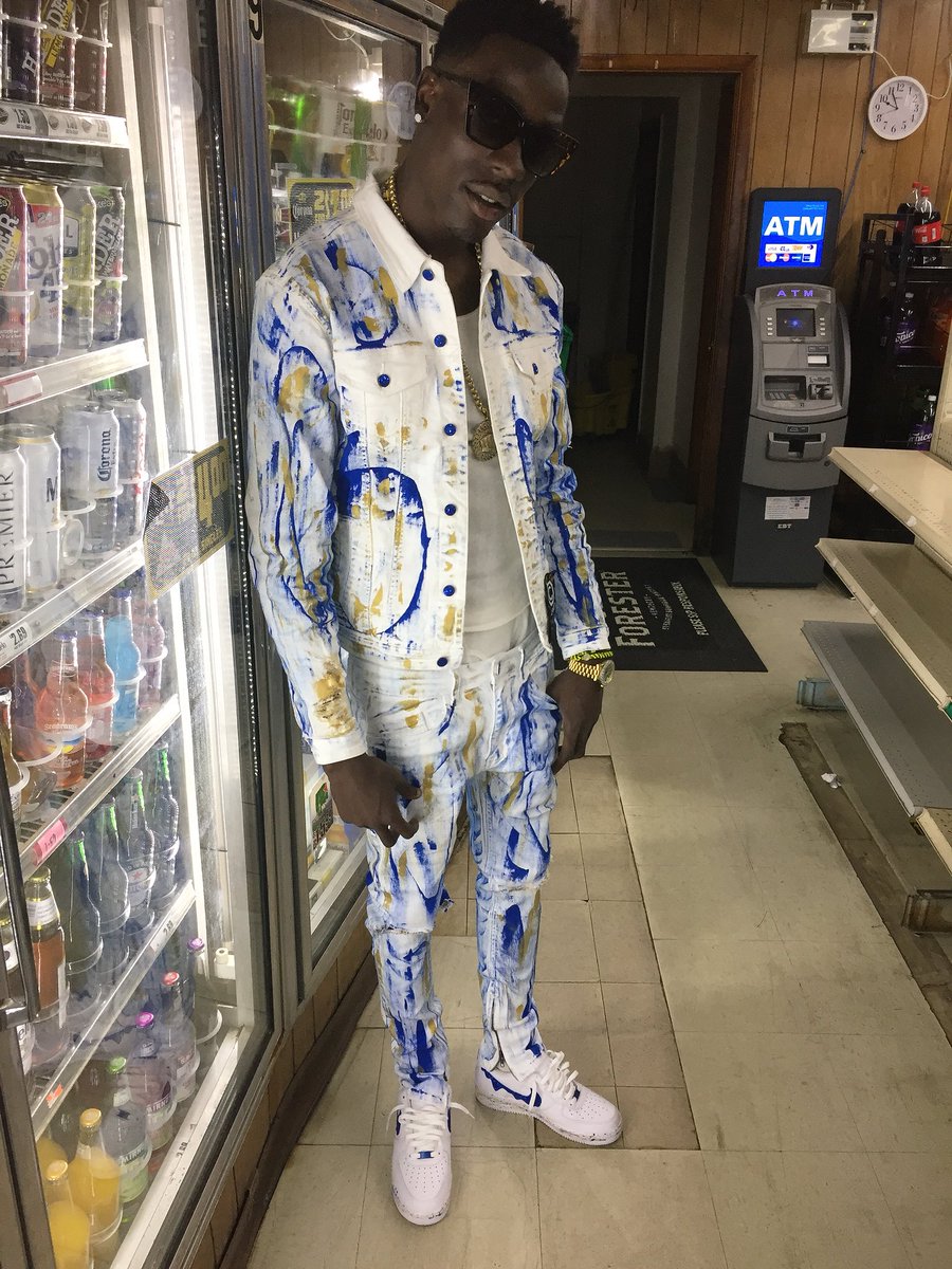 hitmakerdaye's tweet photo. These niggaz talking like hoes 🕯🕊💙💛💙💛 Paperwork on me rite now #HM™️ #LLF5otw https://t.co/0gUmFCWi8A