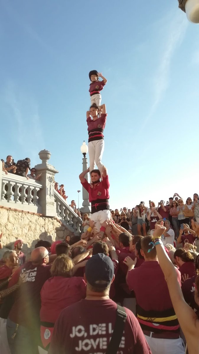 jovedesitges's tweet photo. Com cada 23 de setembre, si no plou, el pilar de les escales de la Punta!
Aquest 2018, pujat i baixat sense problemes!

#castellers
#stsitges18
#sitges
#25AnysColorVi https://t.co/XXm8zMH4U2