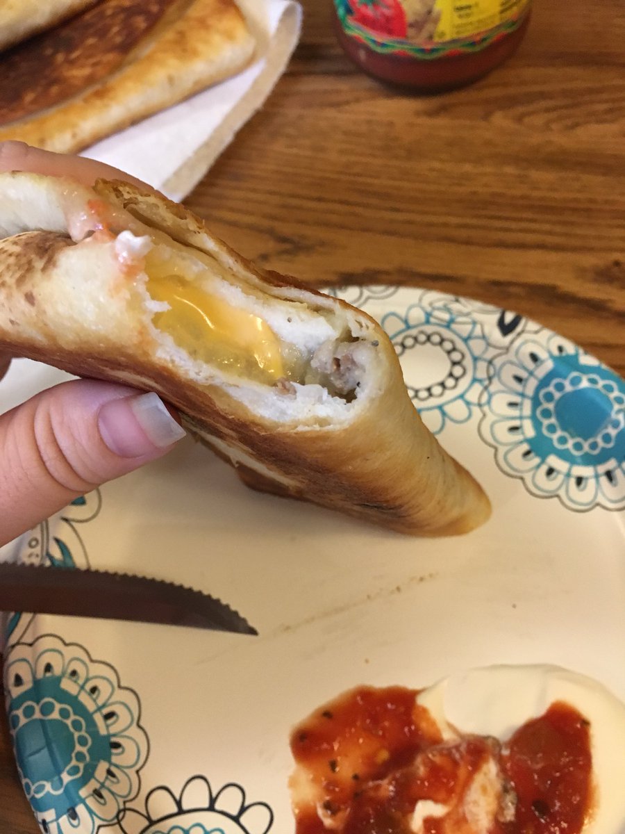JanaRaeMcB's tweet photo. In case you didnโt know... my mom makes the BEST conas!!! A cona is a fried burrito filled with garlic mashed potatoes, fried ground beef and @KraftBrand American cheese!!! #ohlordhelpus #leftoversforlunch #mymama https://t.co/NEYw93ktju