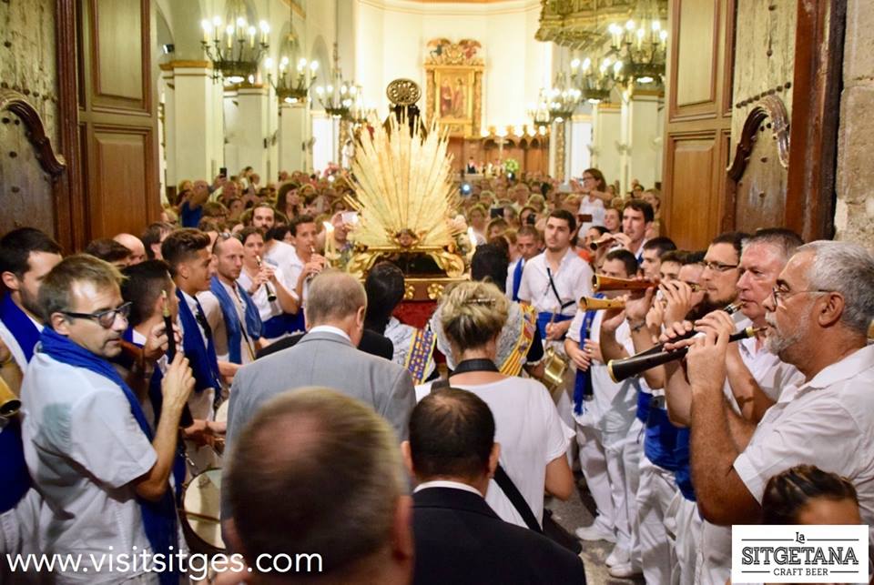 VisitSitges's tweet photo. L'entrada de Santa Tecla a la Parròquia, amb tots els balls ballant alhora amb les músiques, el foc, els cohets...és un dels moments més emotius de la nostra festa. Visca Santa Tecla!
TOT EL PROGRAMA I FOTOS DE SANTA TECLA SITGES 2018 A https://t.co/IkomRwXkO0
#stsitges18 https://t.co/2yWcUTBRM6