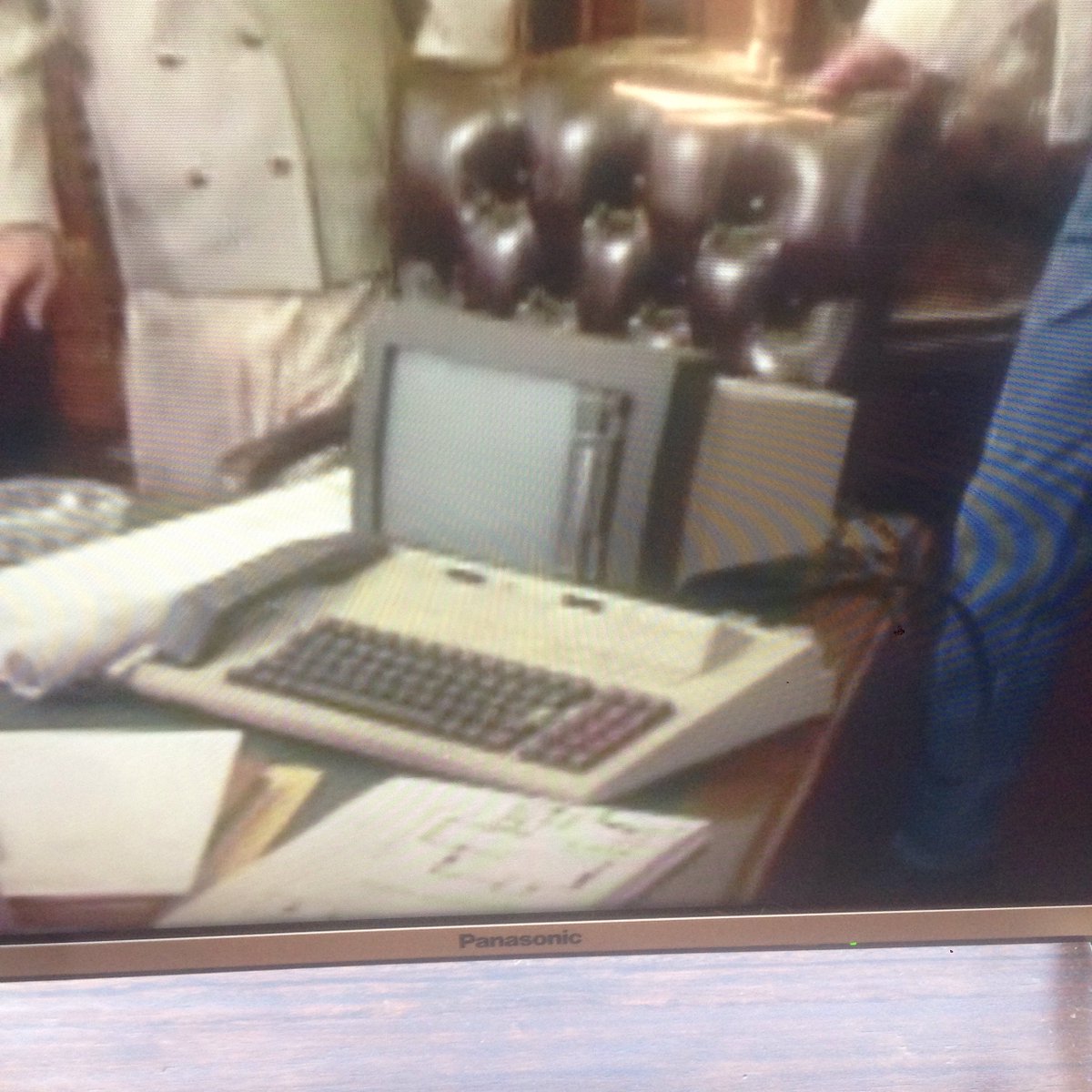 GeezerD205's tweet image. On classic Coronation Street tonight it's only a bloody ICL OPD (One Per Desk) machine (based on the Sinclair QL).
#RetroComputing #SinclairQL #Microdrive