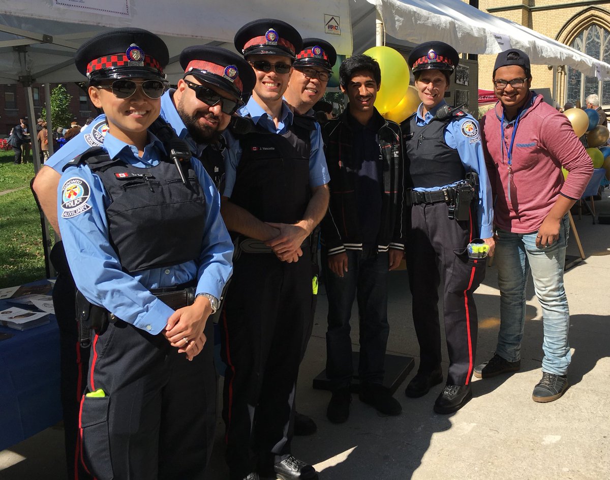 TPSAuxEdison's tweet photo. #Auxiliaries and #YIPIs love being out in the community!! We’re at Metropolitan United Church’s Fall Fair at Queen and Church Streets. Lots of community partners here. Come by and say hello! @TPS51Div #CommunityEngagement https://t.co/nCJzWpwWdN