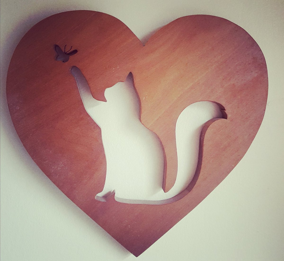 Sylvanwoodwork1's tweet photo. Little completed custom order. Hand cut. Beautiful colours coming through on these wall mounted plaques. 
#Handmade #SundayMotivation #solidwood #countrylife #gifts #custommade #Butterflies #lovecats #woodart #scrollsawmagic https://t.co/2XJtsKZ8dS