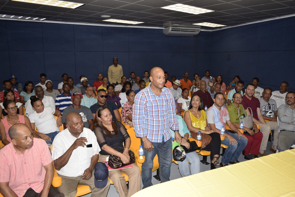 Anni0616's tweet photo. Asamblea de coordinadores del diputado Dilepcio Nuñez en apoyo a fernando rosa el alcalde del concenso rumbo 2020 https://t.co/pENsDei6dC