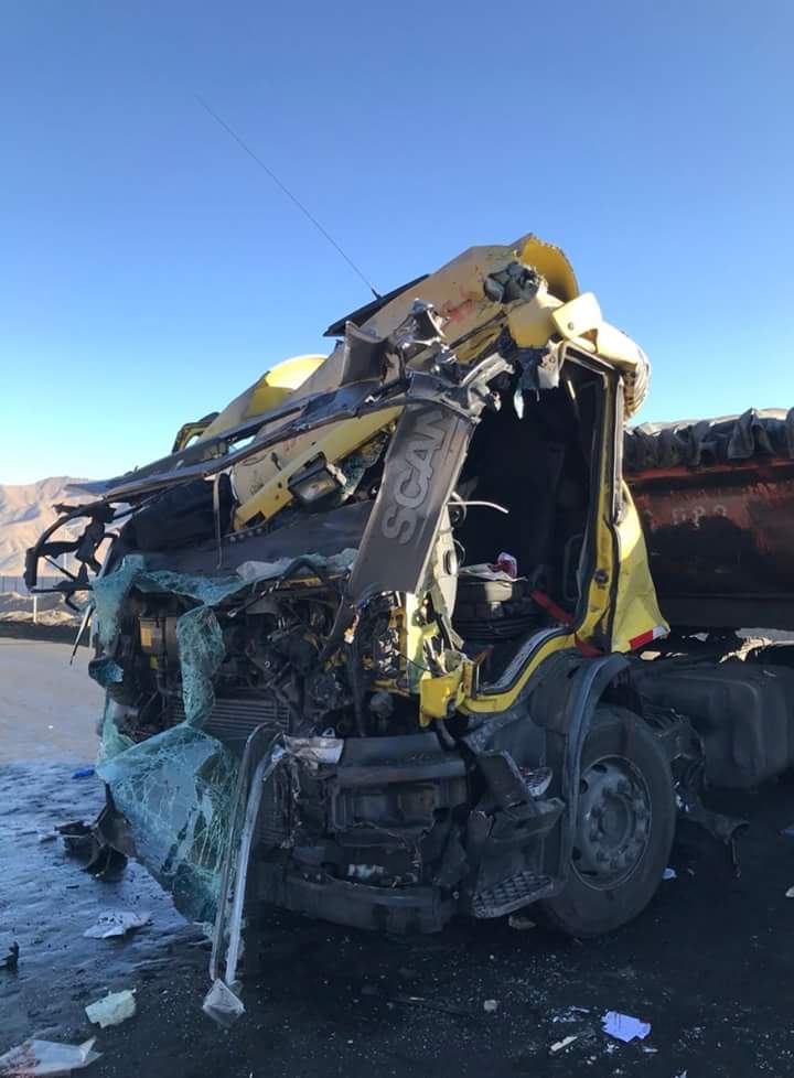CarlosCarlitro_'s tweet photo. 🚨accidente🚨 ocurrió esta mañana en ruta las viñitas azul ruta C397 #Copiapo #3region choque frontal de camiones...un conductor con lesiones graves...✌😎👌 @Informa_100 @juampyro @aranda119 @Info5Chile @AlexisBolbaran @Victor_Curico @fdo2000 @Accdetto @IEC_CHILE @_dechoficial https://t.co/nJKogbpsDx